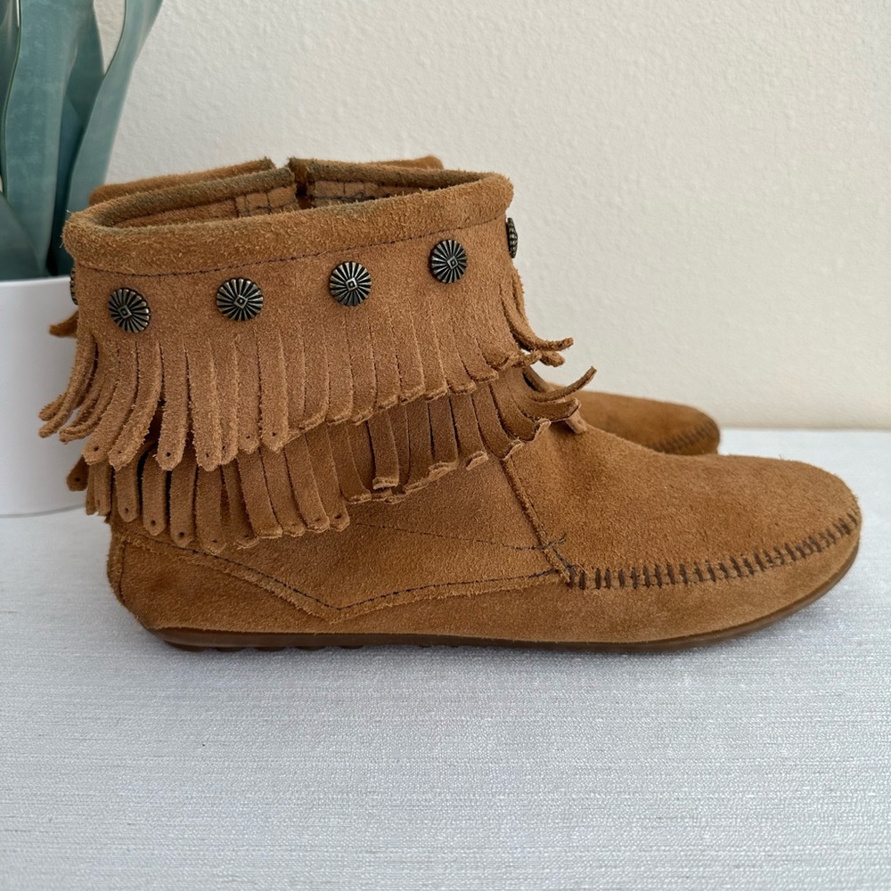 Minnetonka Carmel Suede Leather Side Zip Double Fringe Booties Woman’s 9 - Picture 1 of 9